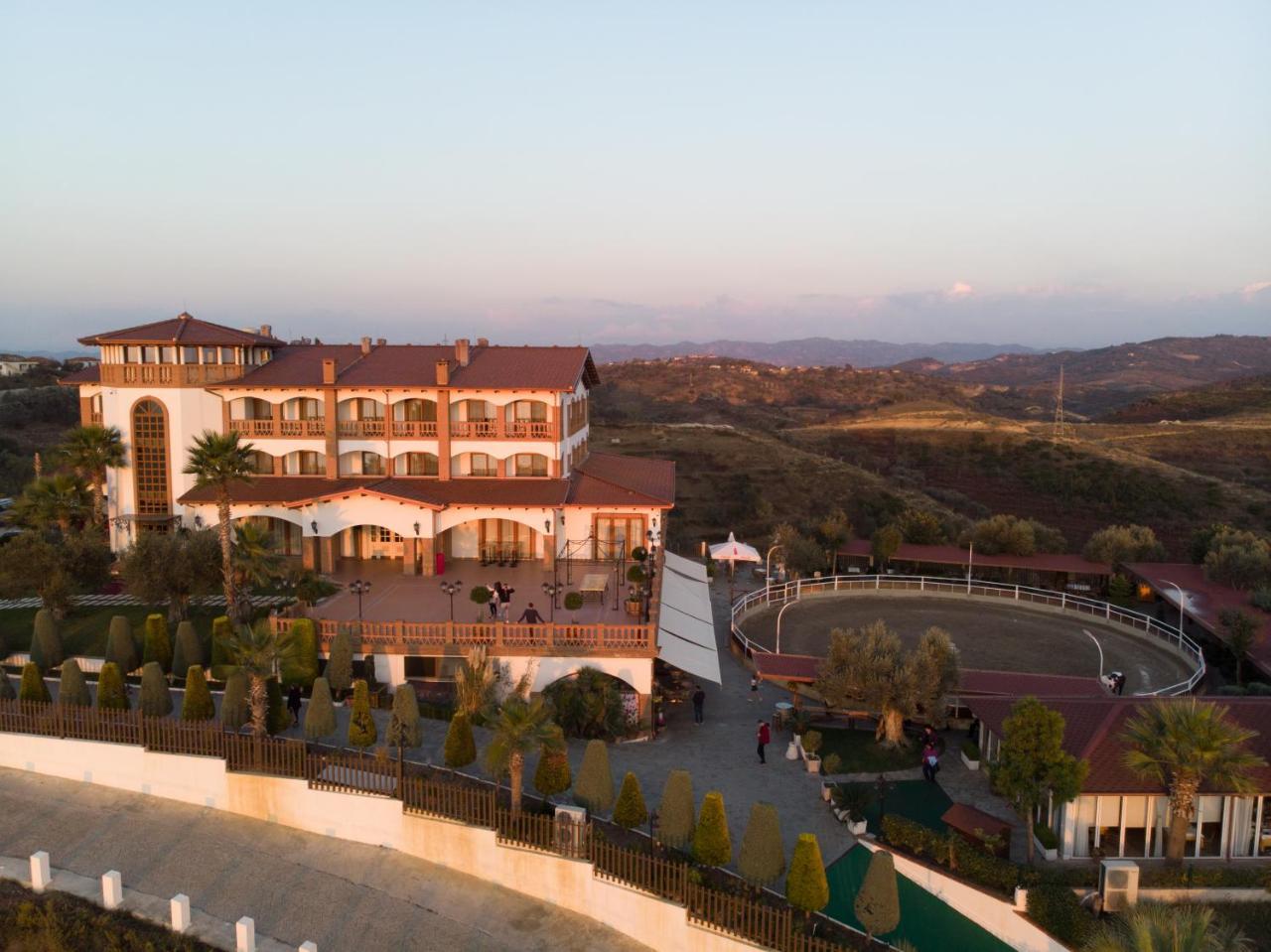 Agroturizem Kodra E Kuajve Курортний комплекс 4*